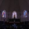カソリック夙川教会02-アルコーブ内のテレジア像とステンドグラス