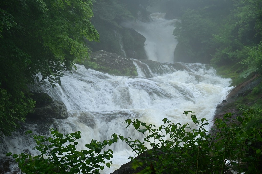 雨のおしどり隠しの滝