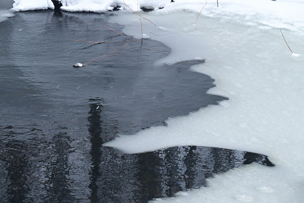 厳冬の湖