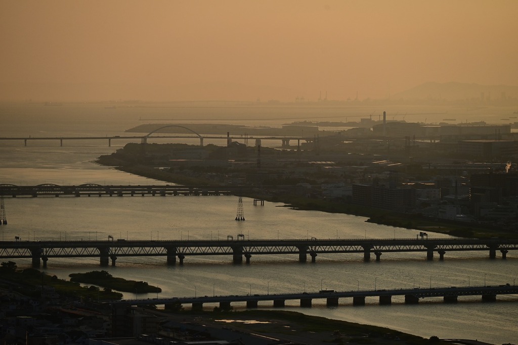 かすむ淀川河口