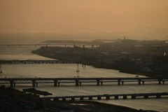 かすむ淀川河口