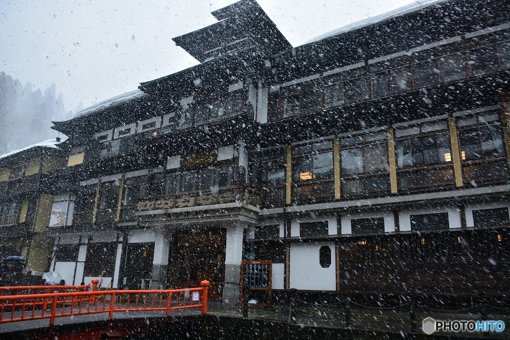 雪が舞う