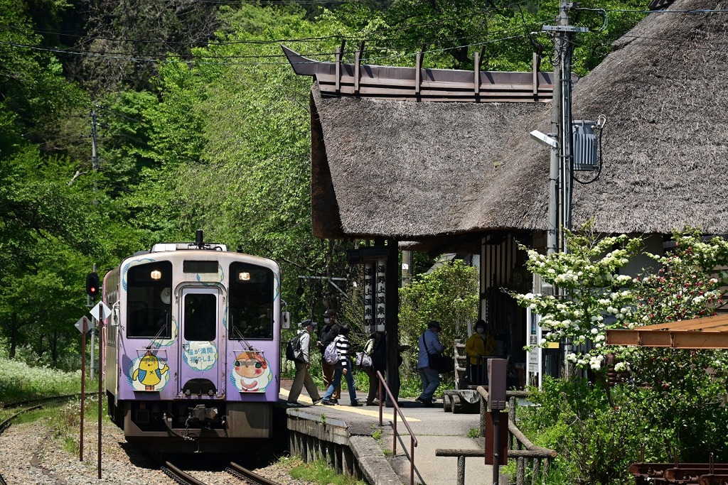 茅葺き屋根の駅舎