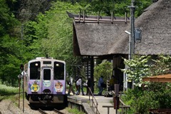 茅葺き屋根の駅舎