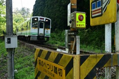 塔のへつり踏切