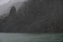 庄川峡・霰降る