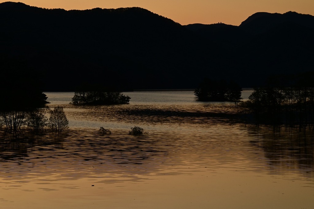 夜明け前の湖