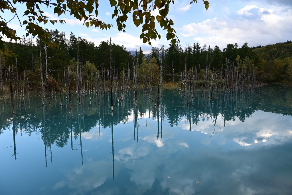 雲を映す青い池