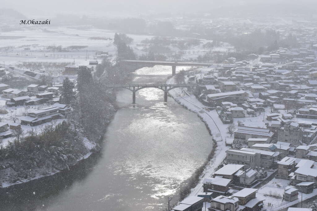 雪に煙る最上橋