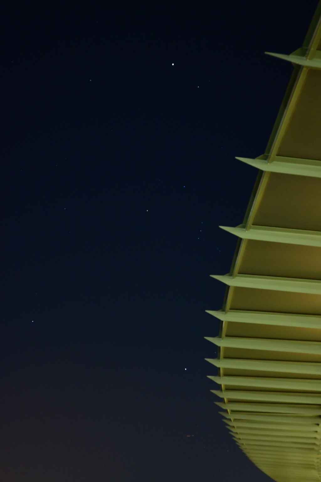 港の見える丘公園　展望広場の屋根と星空