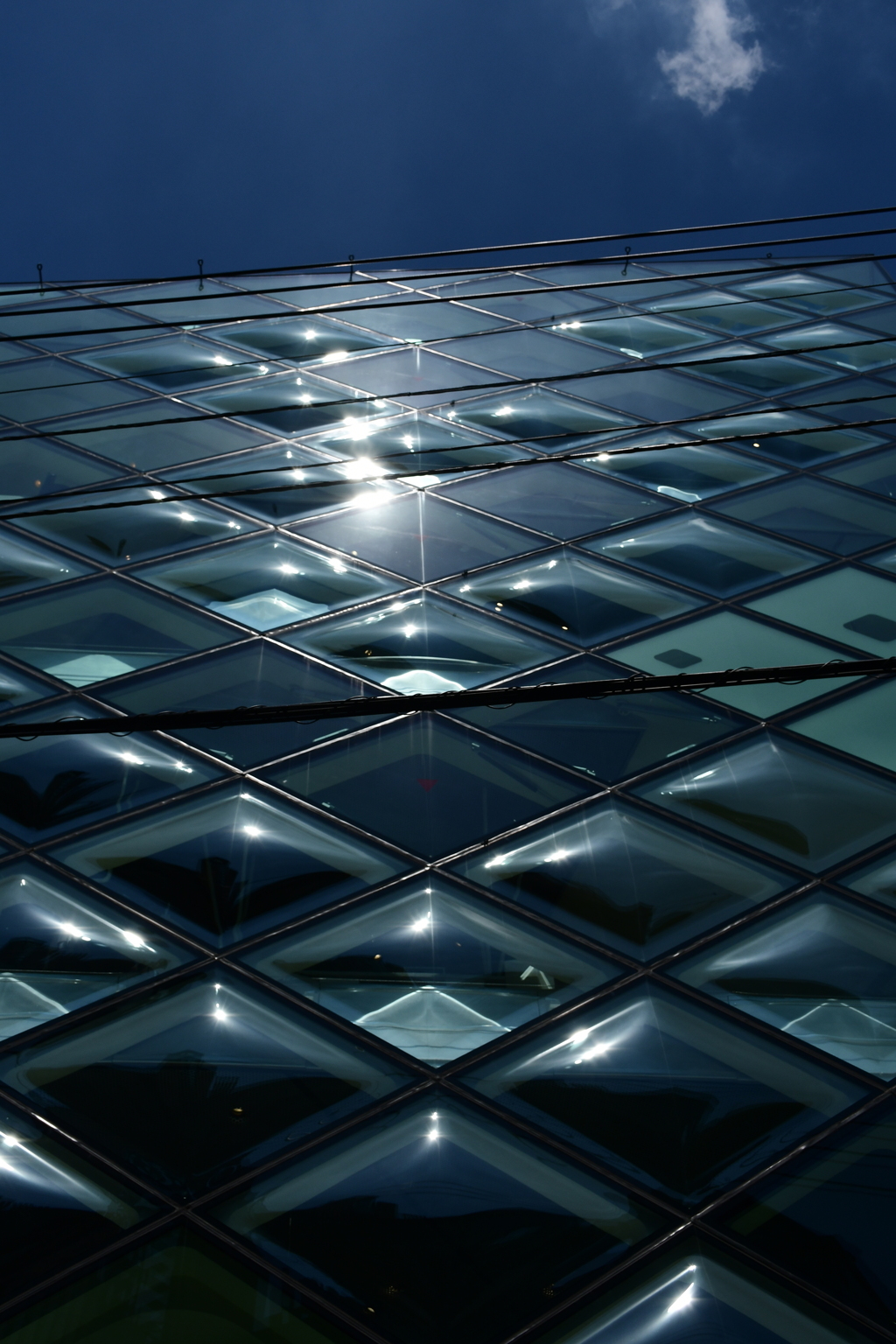 夏空とガラス壁