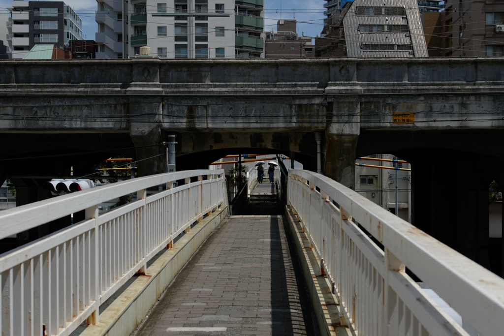 ガード下を潜る歩道橋
