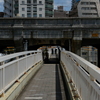 ガード下を潜る歩道橋