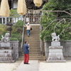 狛犬に祈り？