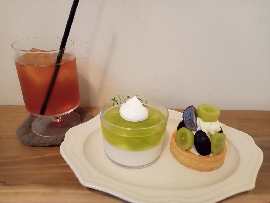 葡萄のタルトとシャインマスカットのヴェリーヌ
