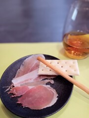 生ハムとグリッシーニ
