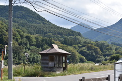 村のバス停