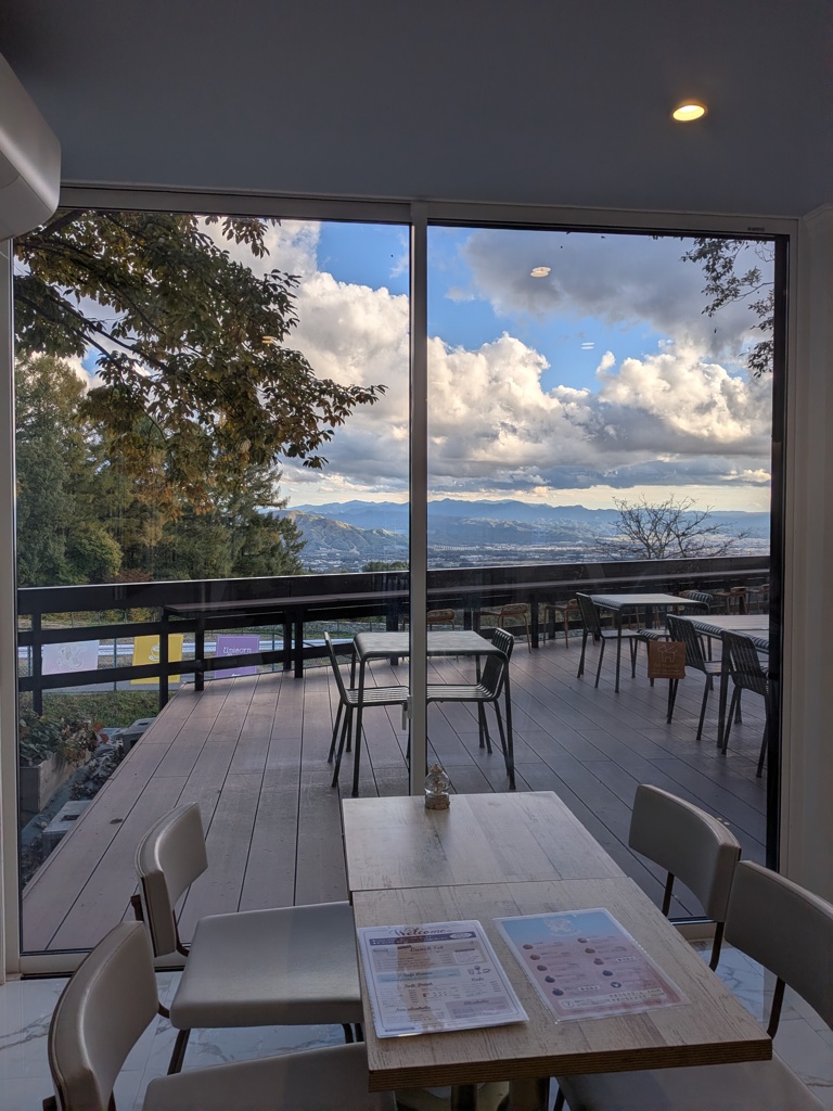 見晴らしのよいテラス席