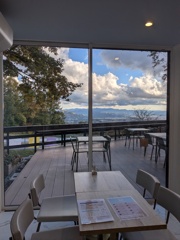 見晴らしのよいテラス席
