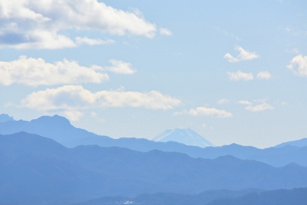 微かに見える富士山