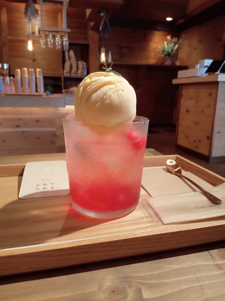 茜色