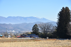 冬の田圃と山なみ