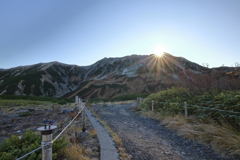 室堂みどりが池　立山(雄山)からの日の出