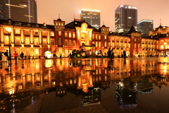 秋雨の東京駅