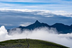 夏霧に映る人と山