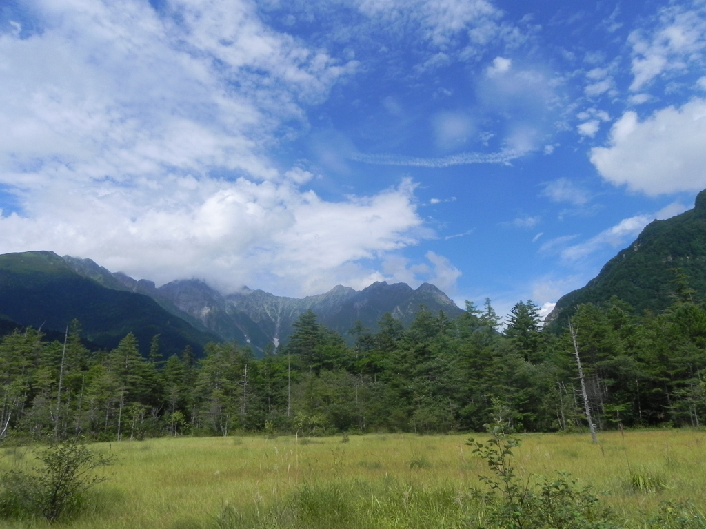 上高地田代池の入り口の平原からの穂高連峰と白い雲