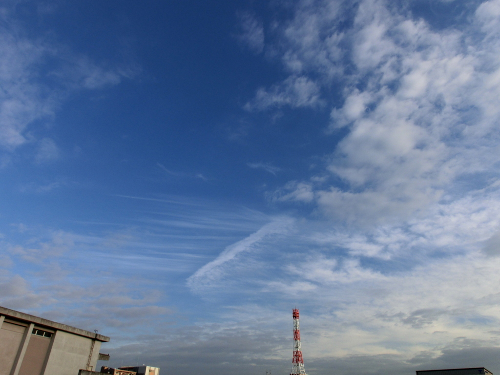 千住桜木土手の上の空の雲