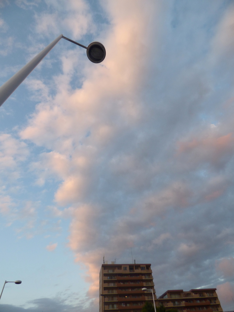 北から大きな雲が