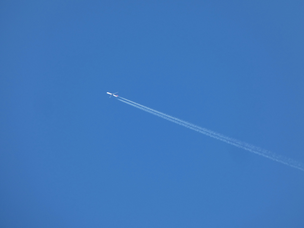 向島の上空の飛行機雲