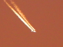 遠くの一筋のジェット雲