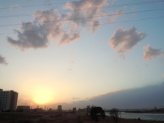 荒川の黄色い夕日