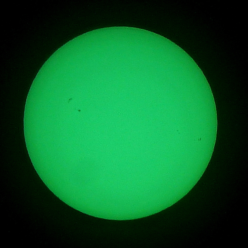 望遠鏡のサングラスをつけて太陽黒点