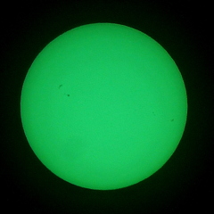 望遠鏡のサングラスをつけて太陽黒点