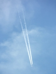 荒川河原から雲の中の飛行機雲