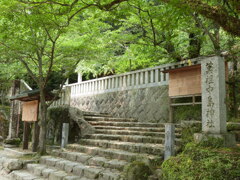 石碑の右に歴史を感じる菓祖中島神社の階段石畳御祭神田道間守神を祭る