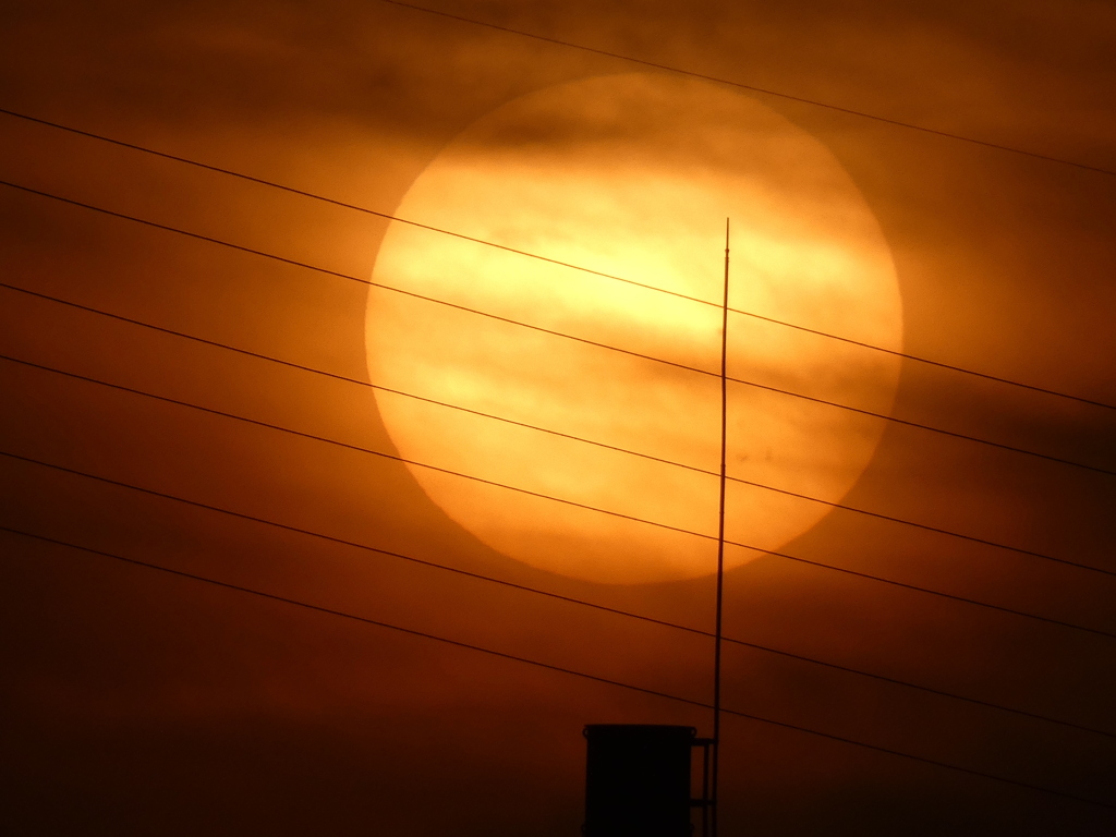 隅田川の煙突の避雷針の夕日