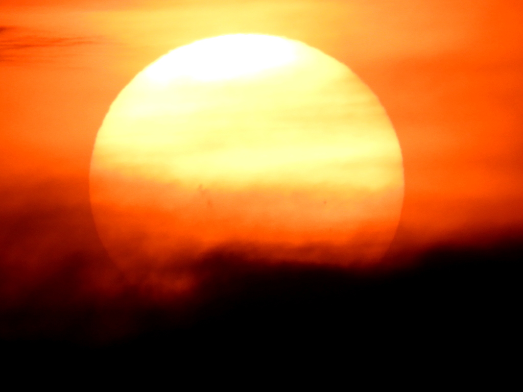 千住新橋から雲に沈む夕日