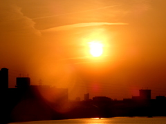 横イチモンジの雲の下の黄金の雲を纏う夕日