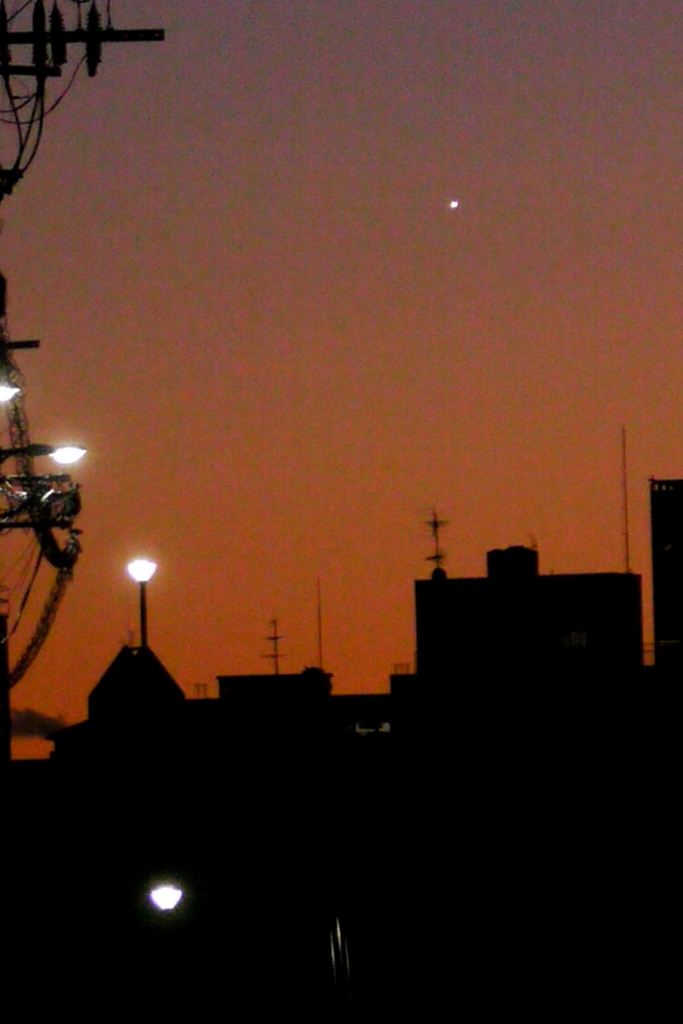 千住桜木の路地から宵の明星