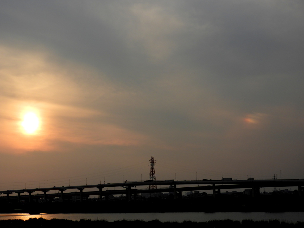荒川土手の幻日のある夕焼け