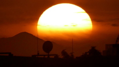 雲がわく蛭ヶ岳と桧洞丸の間にはいる