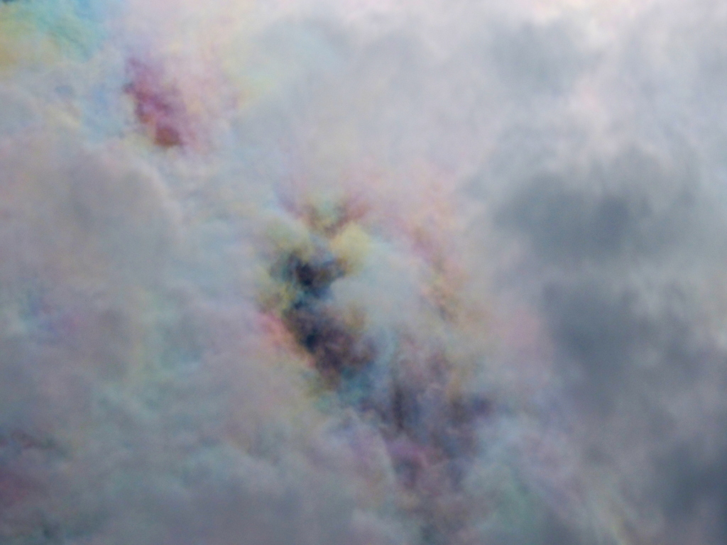 彩雲を拡大したら星雲