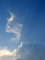 積乱雲の上の隙間の空いた雲