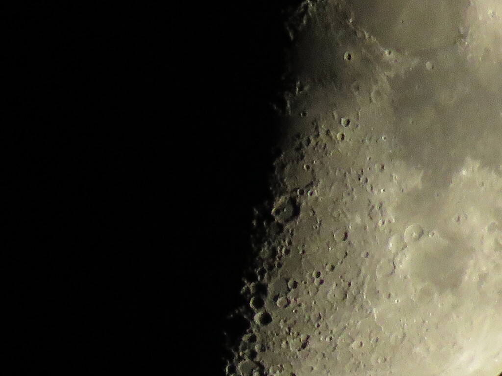 手持ちでズーミングの月面