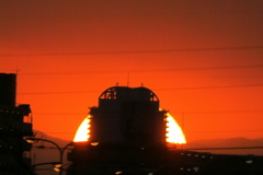 タワーマンションとその後ろの山塊滝子山の夕日