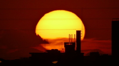 荒川土手から黒岳と鶴が鳥屋山の間の夕日